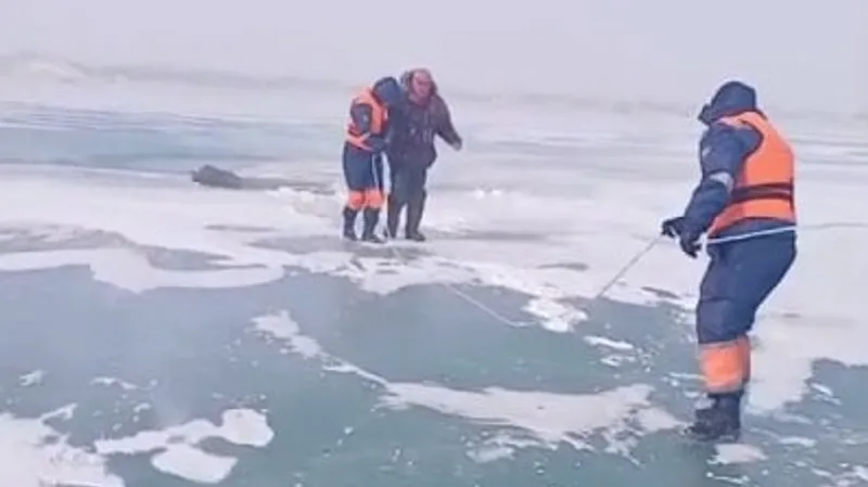 Рыбак провалился под лед на Капчагае Рыбак провалился под лёд