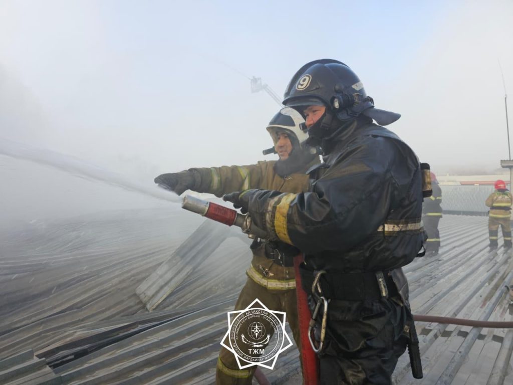 Крупный пожар произошел в Астане на СТО