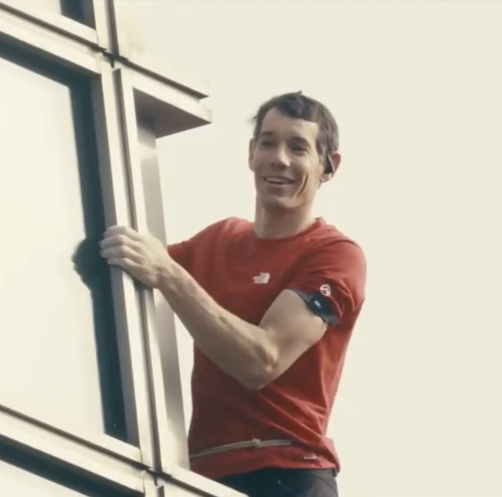 Мировой рекорд в Тайбэе: Алекс Хоннольд покорил 508-метровый небоскреб без страховки