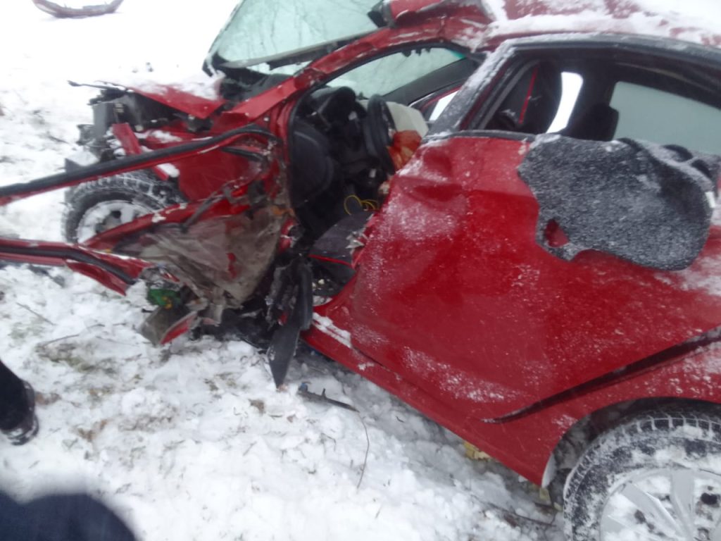 Под Бишкеком автомобиль врезался в дерево: погибла женщина, умер ребенок авария