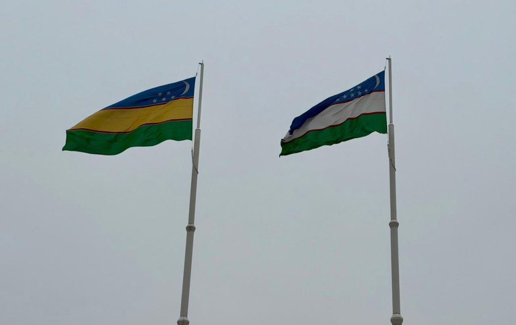 Флаги Каракалпакстана и Узбекистана