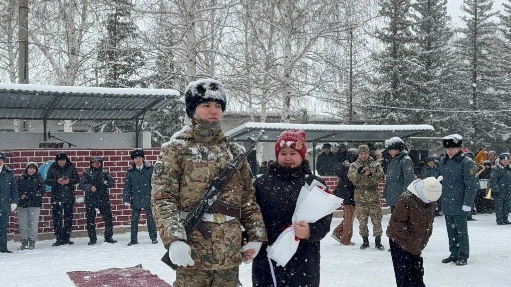 Солдат сделал предложение своей девушке на военной присяге в Усть-Каменогорске На воинской присяге