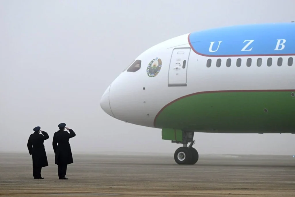 В России самолёт президента Узбекистана приняли за «американский» и «военный» Самолет Узбекистана