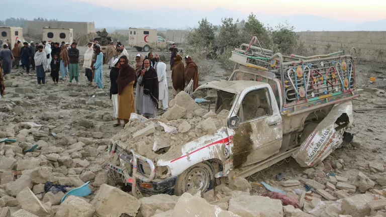 Местные жители на месте авиаудара ВВС Пакистана в провинции Нангархар, Афганистан