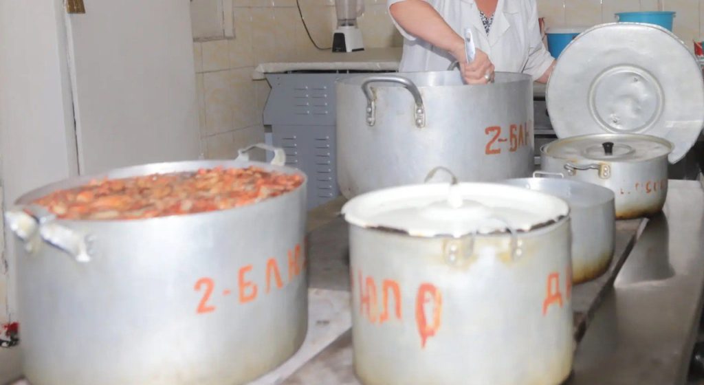 Скандал со школьным питанием в Бурабае: поставщика уличили в подлоге и допуске неблагонадёжных работников