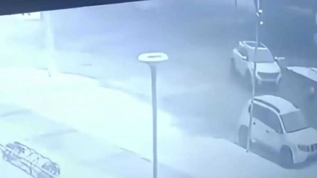 В Алматы водитель сбил 15-летнего подростка на «зебре» и скрылся: полиция ведет розыск