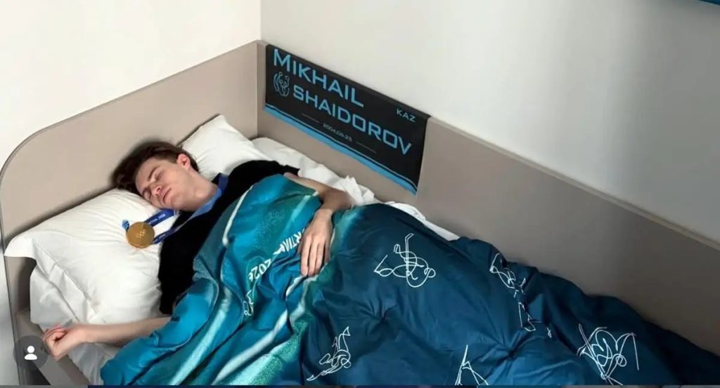 Михаил Шайдоров заснул с олимпийским золотом: трогательное фото из Милана