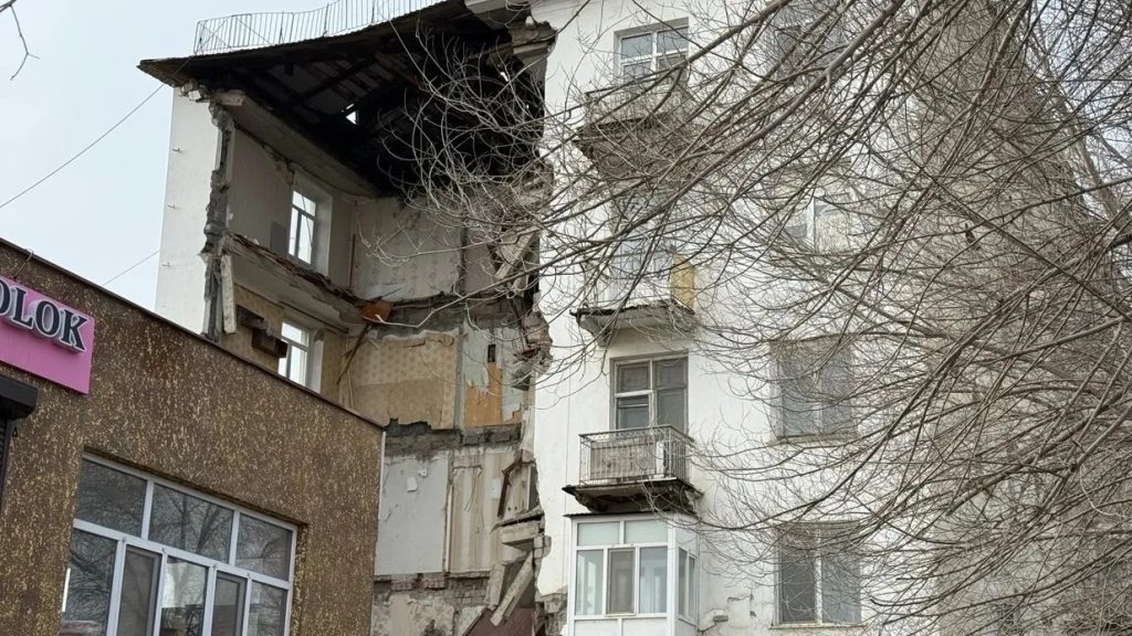 Часть жилого дома обрушилась в Балхаше