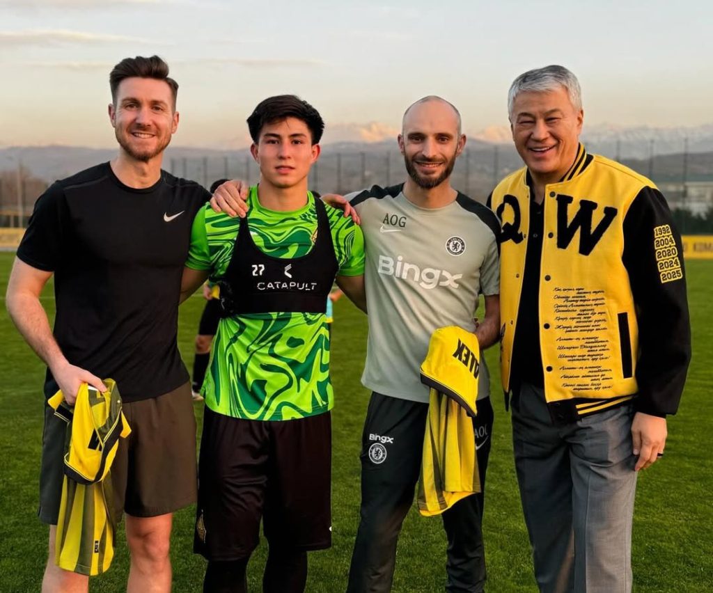 Тренеры лондонского «Челси» прибыли в Алматы и работают на базе «Кайрата»
