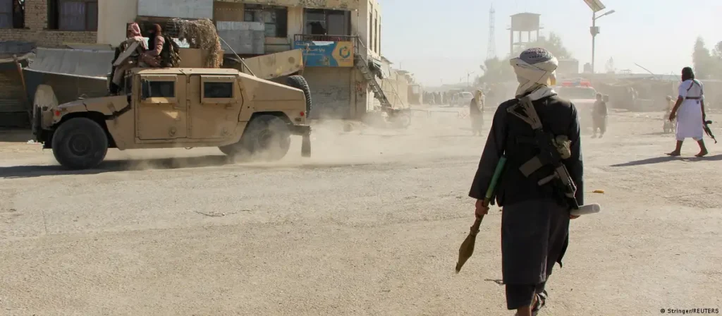 «Открытая война»: что происходит в конфликте между Пакистаном и Афганистаном Бойцы "Талибана" на афгано-пакистанской границе во время вооруженных столкновений в октябре 2025 года