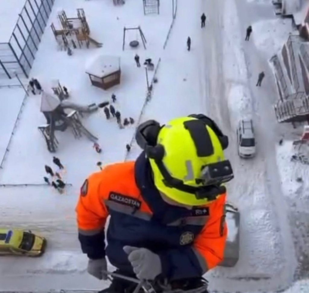 В Астане спасатели проникли в квартиру на седьмом этаже для оказания помощи детям
