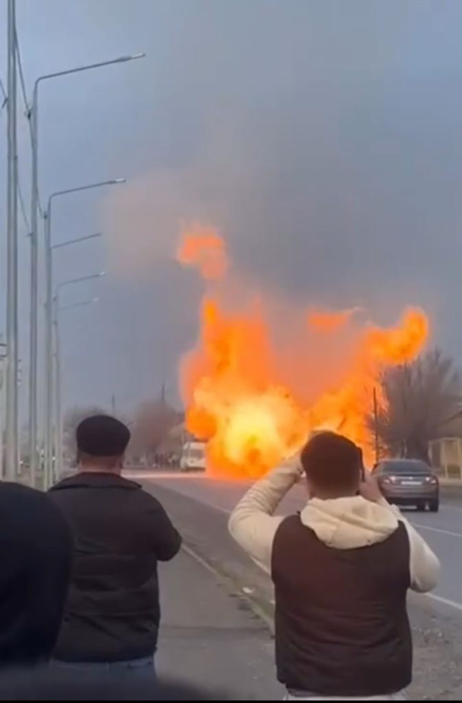 Шымкентте көлік газ нысанына соғылып, жарылыс болды