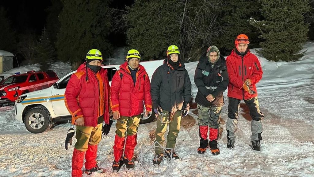 В горах Алматы мужчина застрял на отвесной скале: спасательная операция длилась пять часов