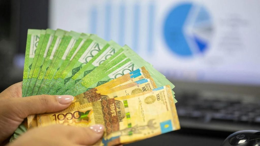 Доллар нығаюы мен қымбат мұнай теңгеге қысым жасауда