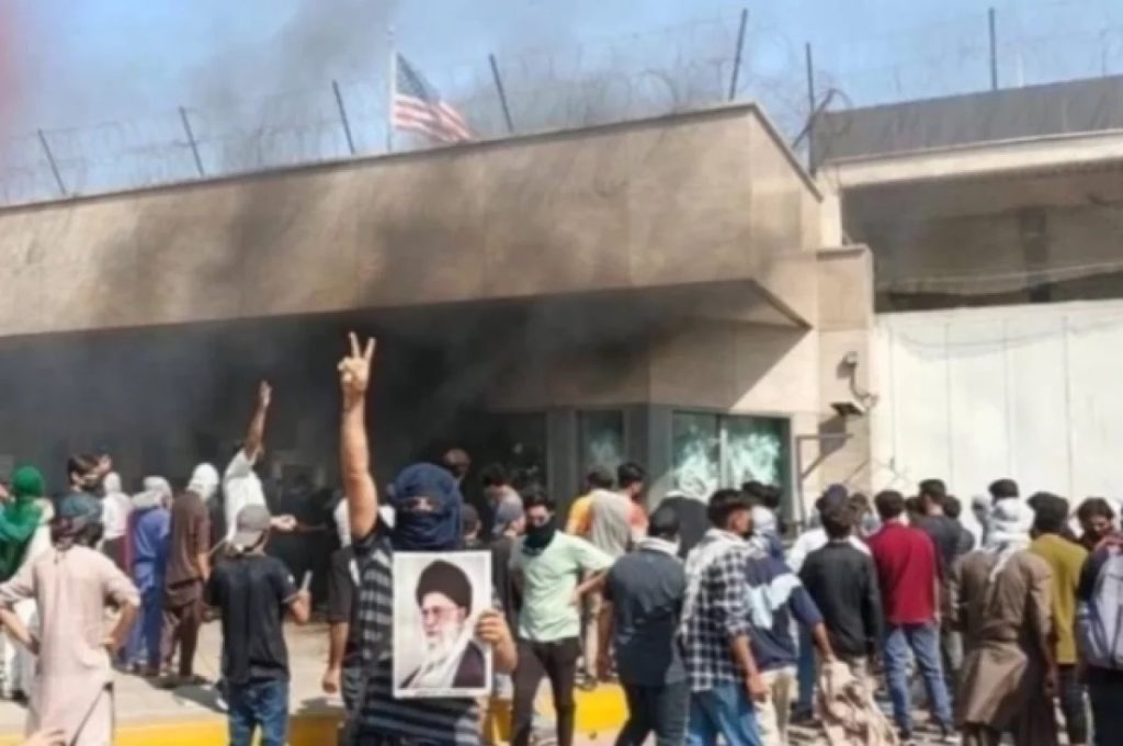 В Карачи вспыхнули проиранские протесты: попытка штурма консульства США, есть погибшие
