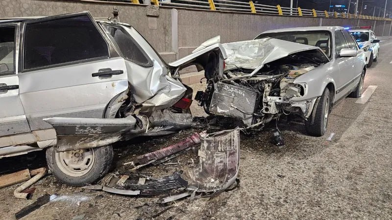 Секунды до трагедии: в Алматы Audi влетела в стоящую на дороге Lada