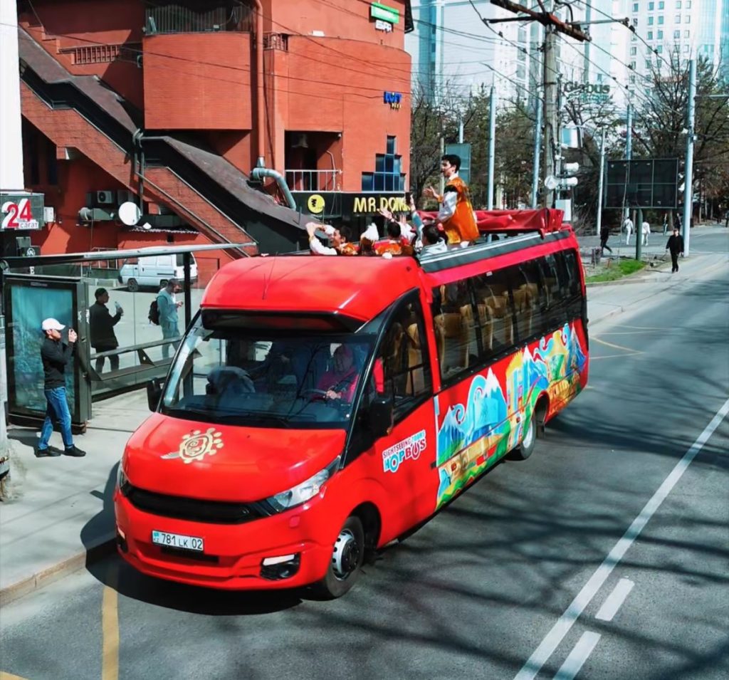 Праздник на колесах: в Алматы прошла уникальная акция к Наурызу