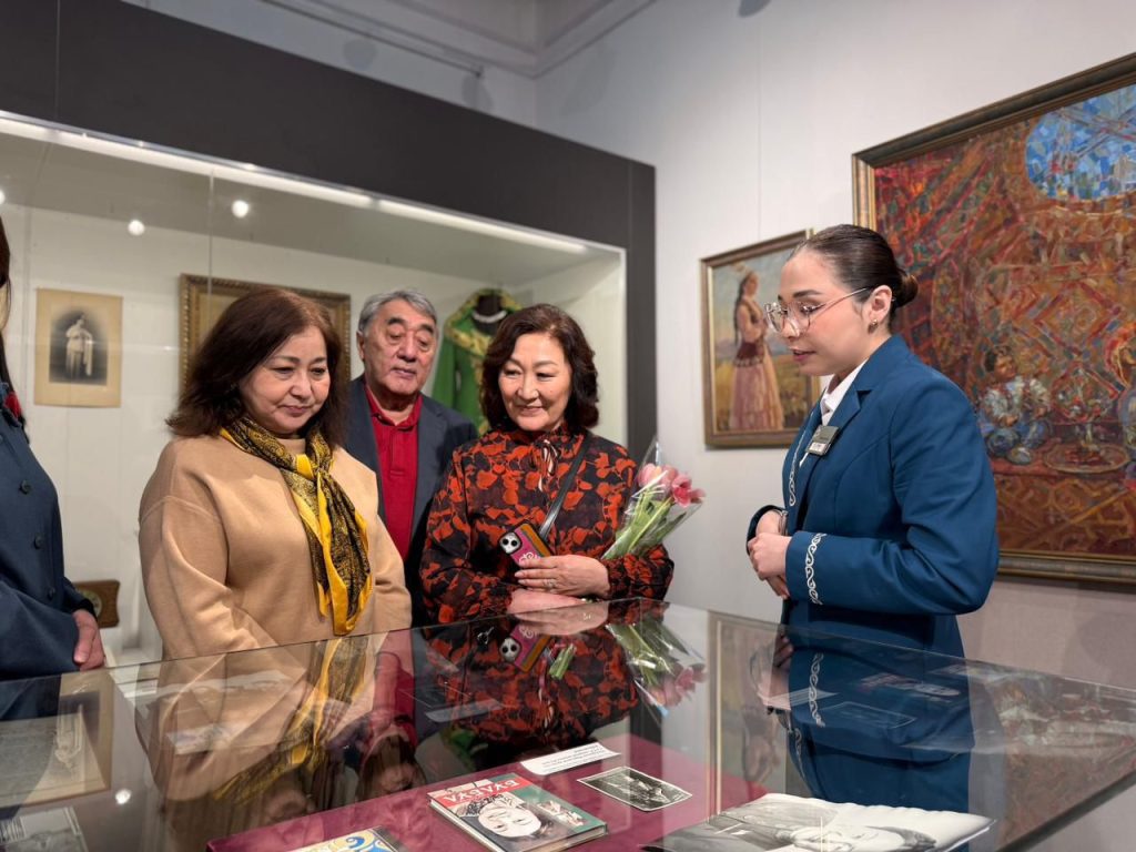 Мен қазақ қыздарына қайран қалам көрмесі ашылды