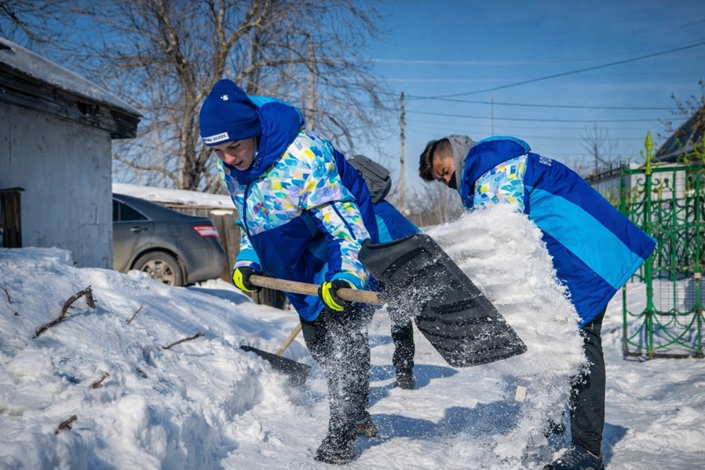 Волонтеры помогают убирать снег