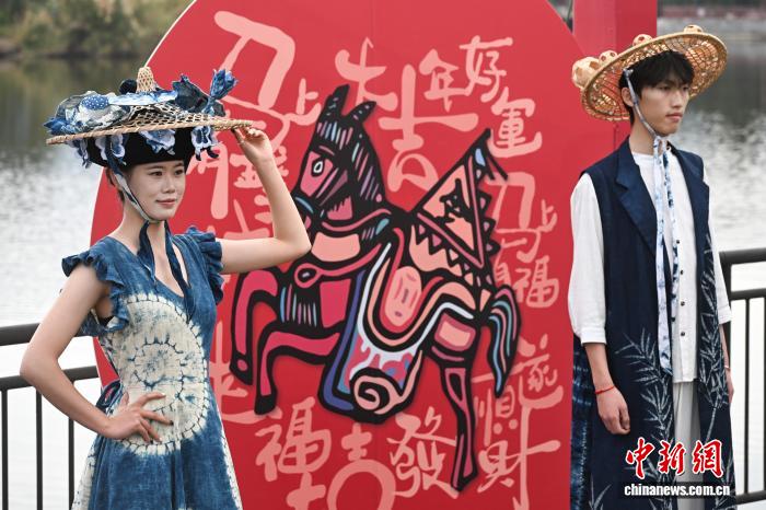 Дефиле инновационной одежды в стиле нематериального культурного наследия прошло в Куньмине