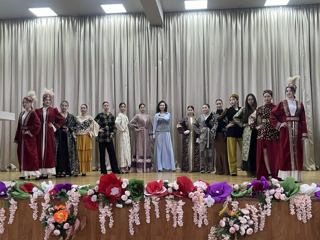 Диалог поколений и традиций: в Алматы прошел показ национальной одежды