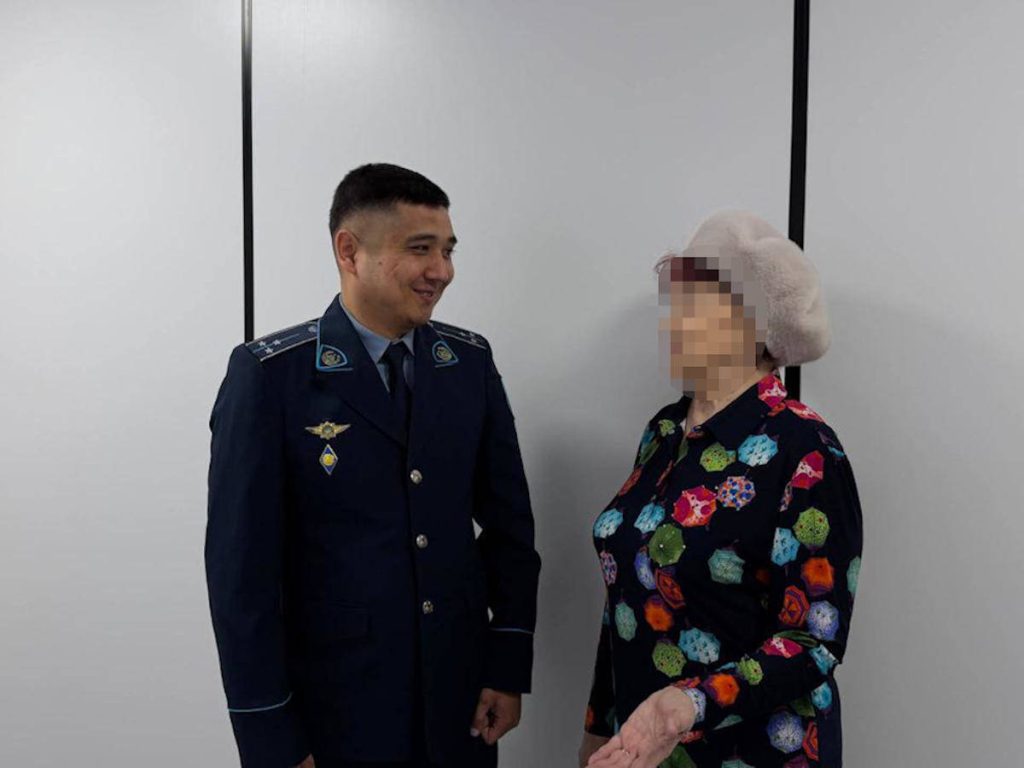 Полицейский и пенсионерка