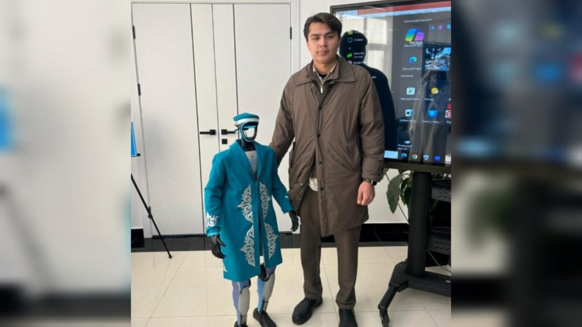 Робот в национальном костюме на референдуме