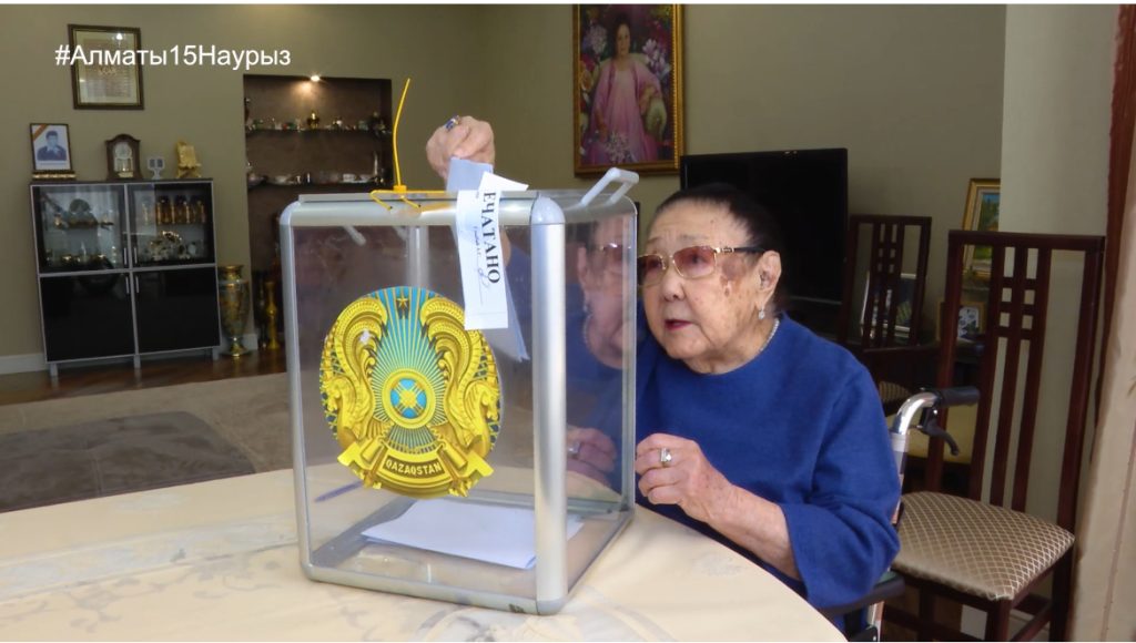 Бибигуль Тулегенова проголосовала на референдуме в Алматы