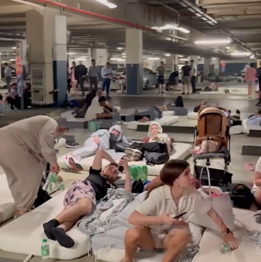 Власти Дубая запретили отелям выселять туристов из-за транспортных ограничений