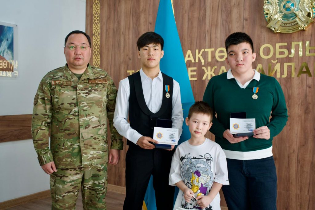 В Актобе наградили школьника и студента, спасших ребёнка из колодца