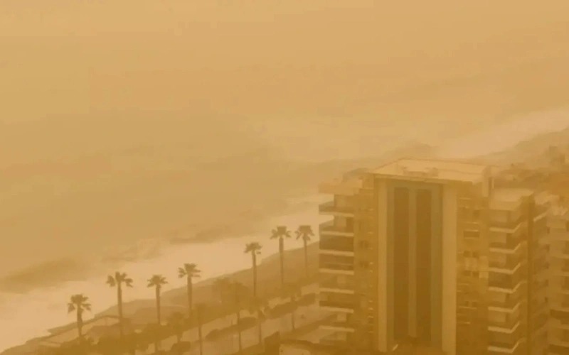 Песчаная буря в Анталье окрасила небо в оранжевый