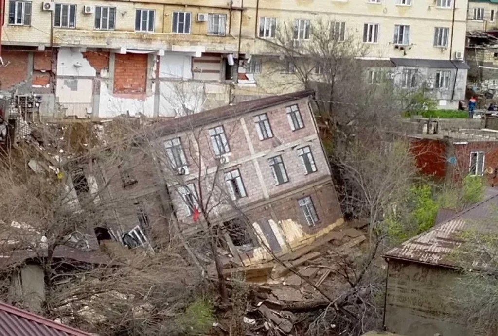 Многоквартирное строение в результате оползня рухнуло прямо в овраг. / Регина Гаджибалаева / АиФ