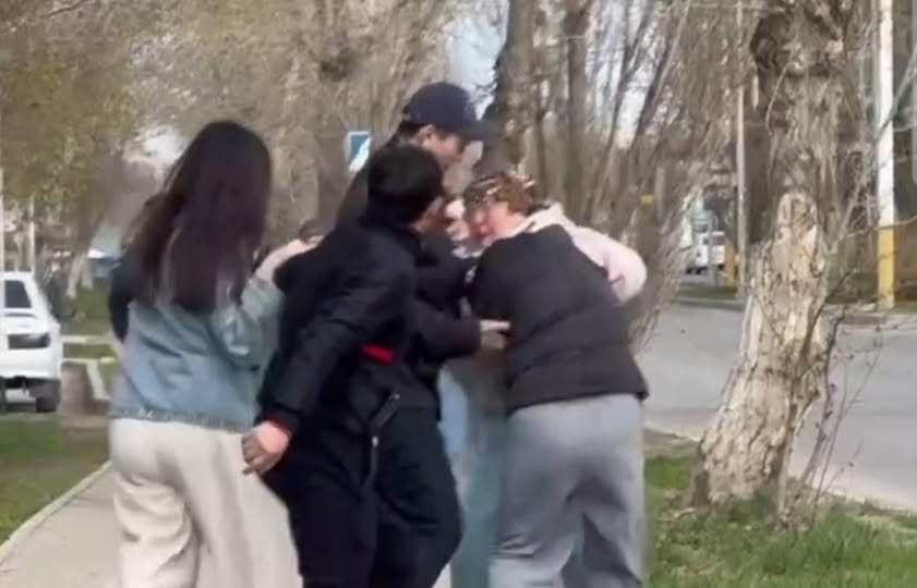 В Костанае конфликт блогеров в прямом эфире закончился массовой дракой и уголовным делом