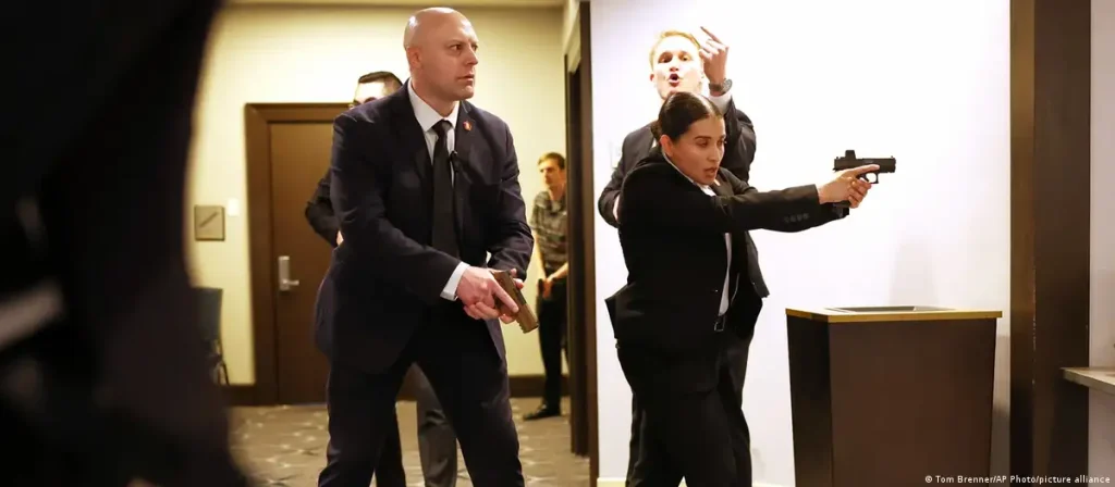 Сотрудники Секретной службы во время ужина Ассоциации корреспондентов Белого дома Фото: Tom Brenner/AP Photo/picture allianc