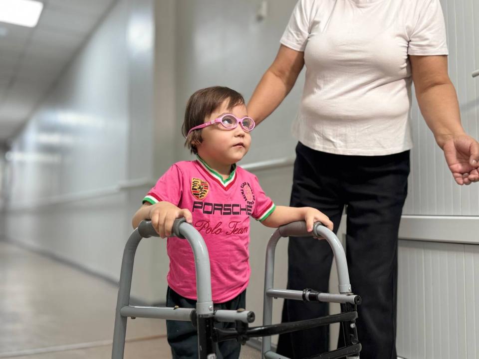 Алматылық екі бүлдіршін алғашқы қадамын жасады Тұсауы кесілген бүлдіршін