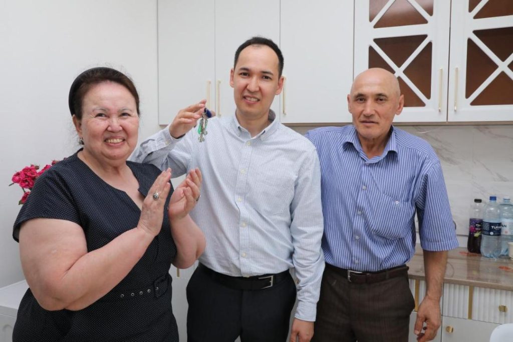 Президент қолынан пәтер алған жас ғалым