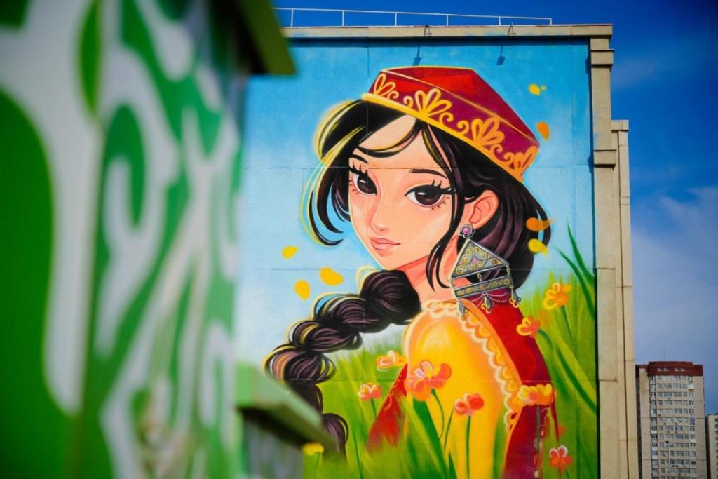 В Астане появился новый мурал «Қыз өссе, елдің көркі»