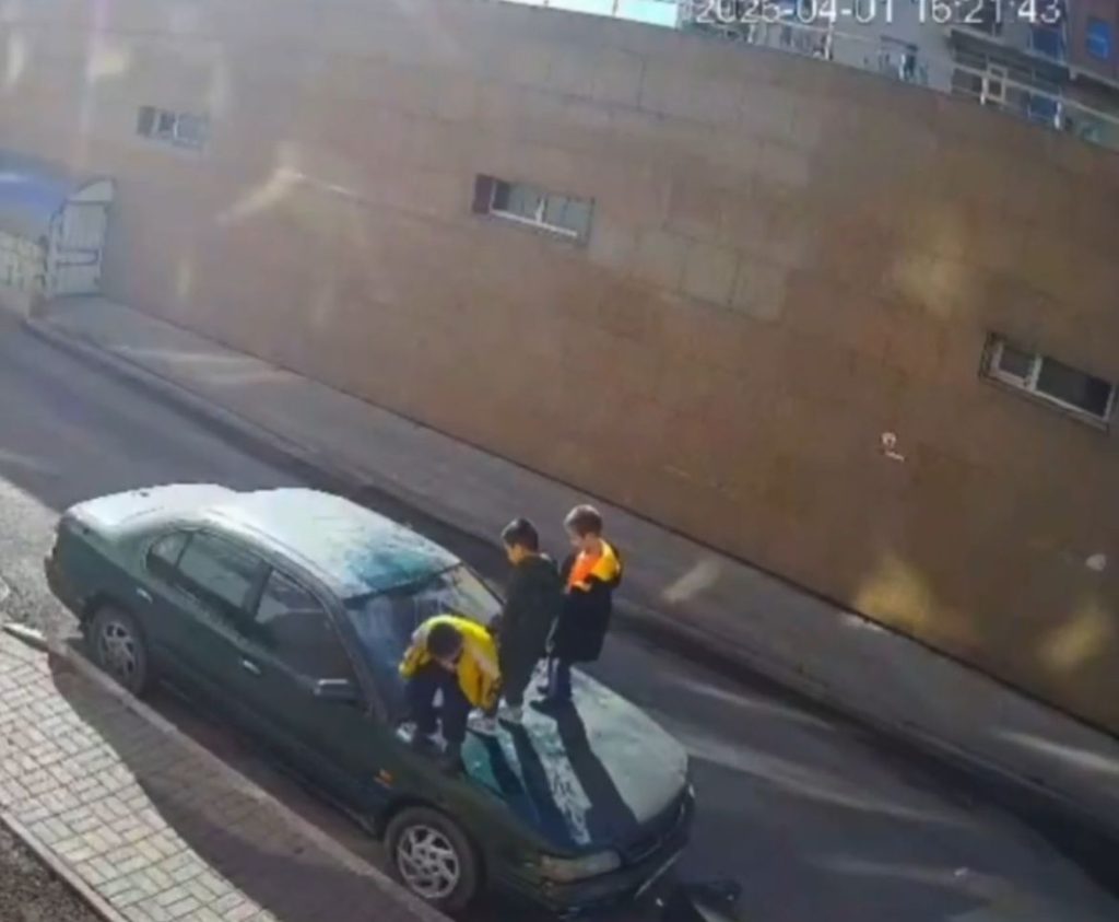 В Астане дети повредили автомобили во дворе: родителей привлекли к ответственности