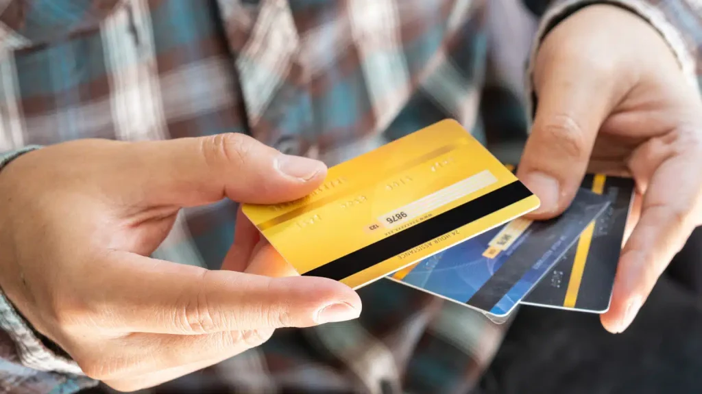 Казахстанцам начали разблокировать счета после массового сбоя