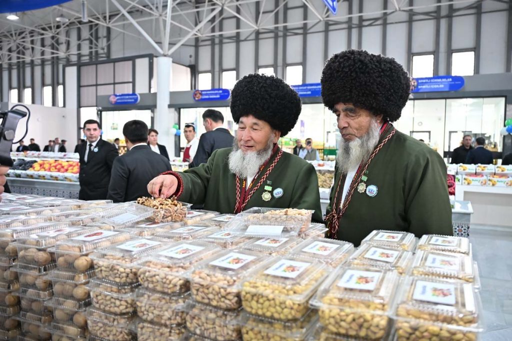 Граница как рынок: тысячи узбекистанцев едут за товарами в Туркменистан