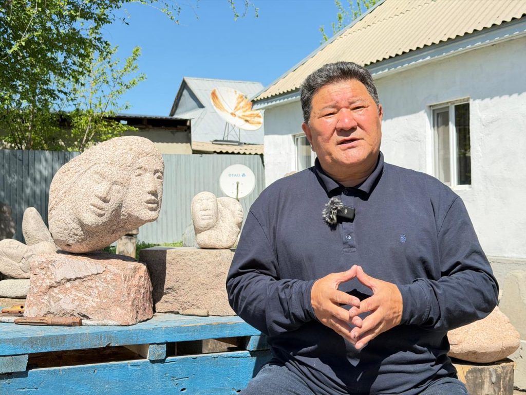 Скульптор Кали Кораласбаев