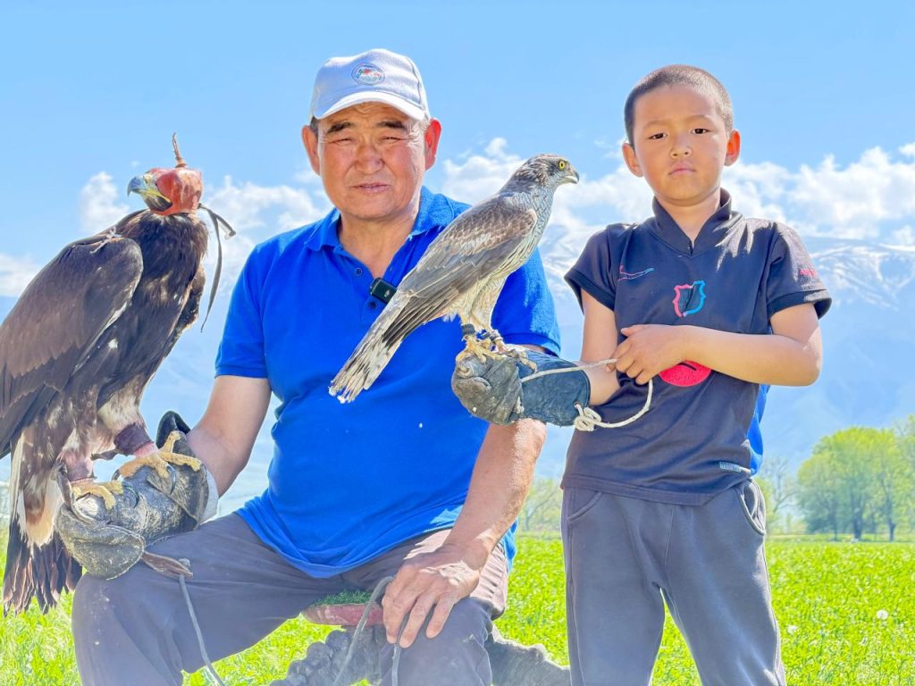 Жалгас Акимбеков с внуком / фото Мадины Ашиловой