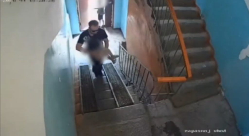 В Тюмени дети и прохожая спасли 5-летнюю девочку от педофила – он успел снять штаны