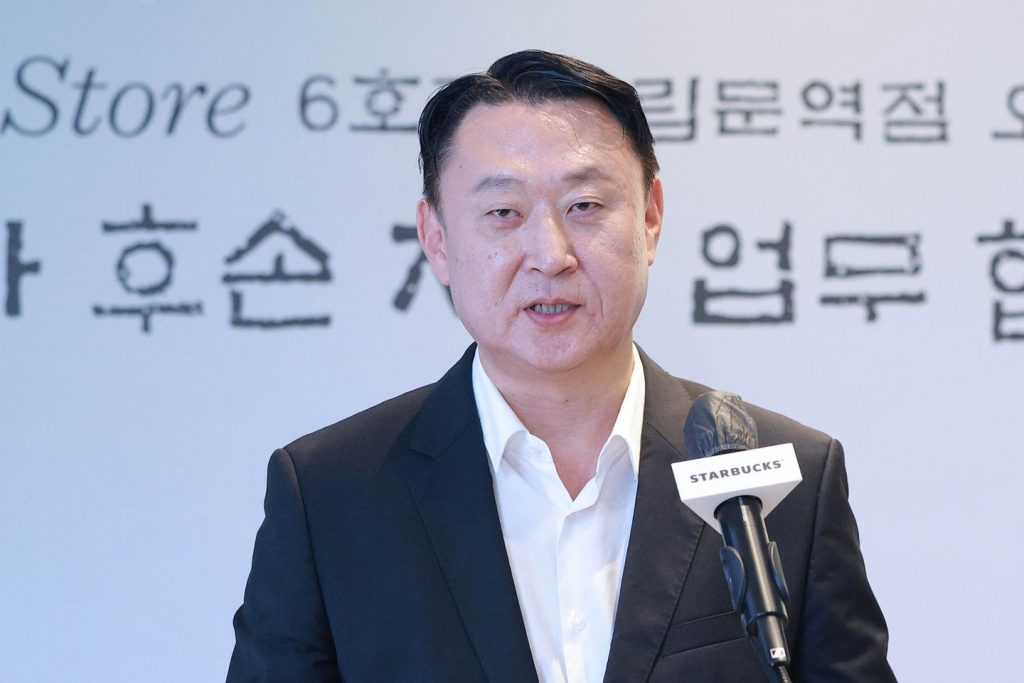 Генеральный директор Starbucks Korea Сон Чон Хён [Фото: YONHAP]