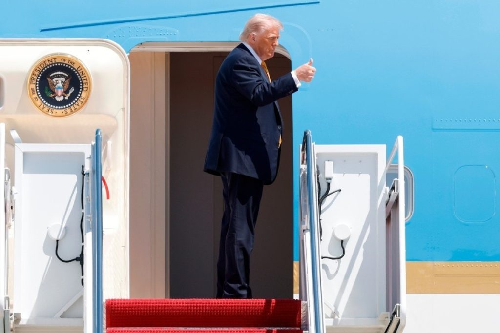 Дональд Трамп прибыл в Китай с государственным визитом