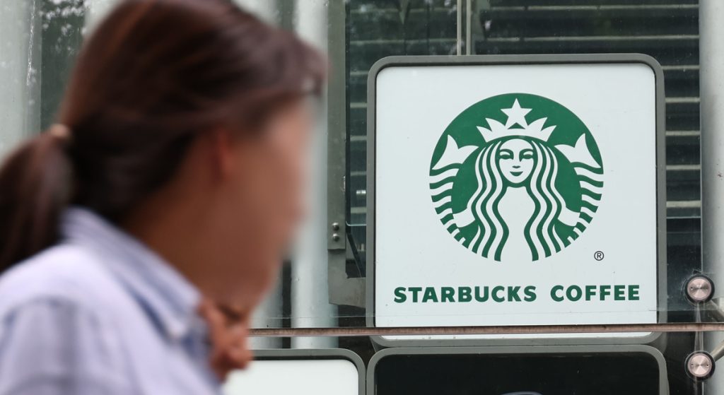 Кофейня Starbucks в Сеуле 19-го числа. Yonhap News