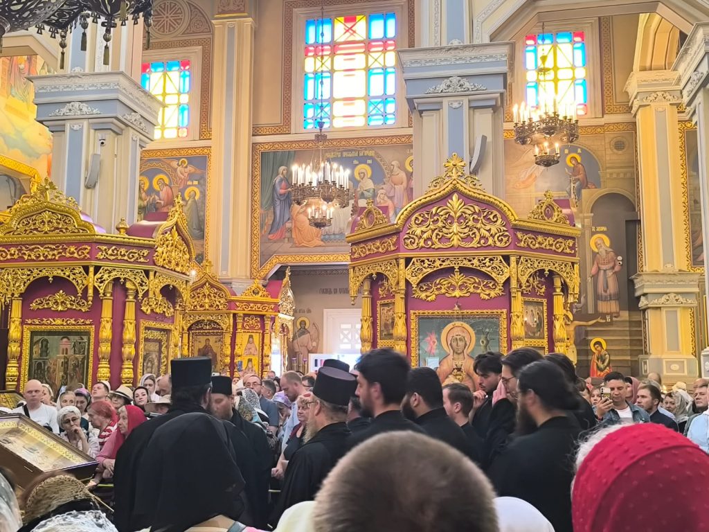 Афонский хор выступил в Алматы в День Победы
