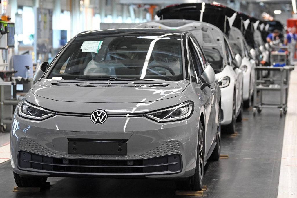 Volkswagen сократит 100 тысяч рабочих мест в рамках масштабной реструктуризации. Причинами стали конкуренция с Китаем и кризис продаж