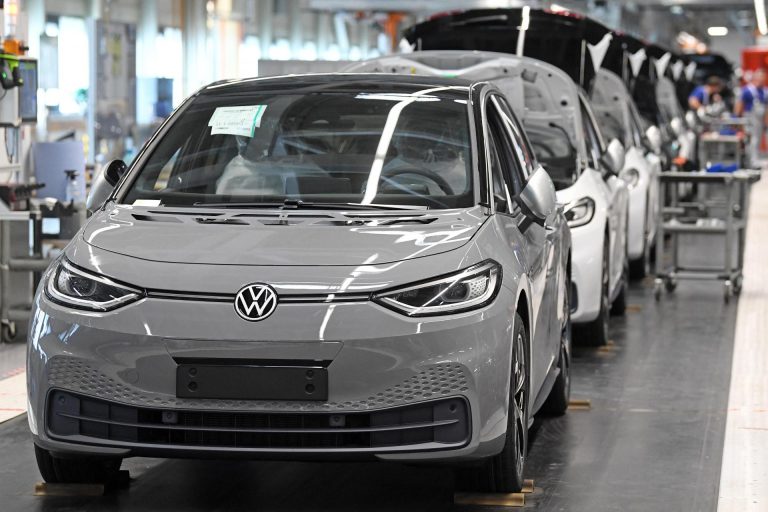 Volkswagen сократит 100 тысяч рабочих мест в рамках масштабной реструктуризации. Причинами стали конкуренция с Китаем и кризис продаж