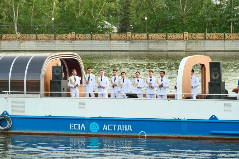 Мужской хор Национальной гвардии дал концерт на теплоходе в Астане